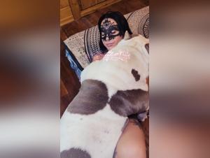 Sensory exploration and intense pleasure with an amateur dog
