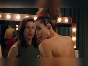 Unanstandige Szene: Sexuelle Erkundung von Tieren in ,,The Real Blonde"