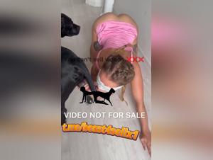 Wilde Doppelpenetration: Sonya und der Hund bei einer Tierorgie