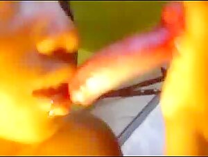Vidéo de sexe bestialité avec une jeune femme noire et son chien