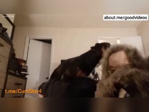 Fouetté, baisé, prisonnière : L'expérience douloureuse d'une fille et son chien