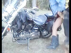 Descubre una experiencia sexual extrema con una mujer motera y su perro