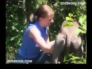 Zoofilia Videos: A Woman Surrenders to Her Dog