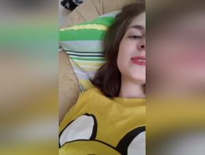 Tierfreude: Ein unterwurfiges Madchen, das einen verruckten Hund bedient