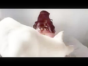 La estrella porno Mazzy Gagnon en una escena de bestialidad extrema