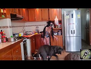 Escenas intimas de Valeria con su companero canino