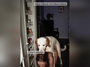 Hund fickt, analisiert und lasst sie angesichts ihres unbefriedigten Durstes wehrlos zuruck