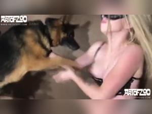 Fantazi : Une Fille Coquine avec son Chien