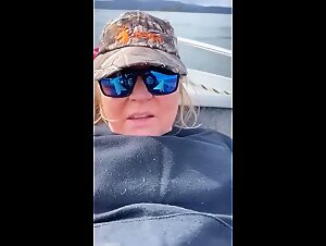 Puta sexy se entrega a un ataque zoofilico