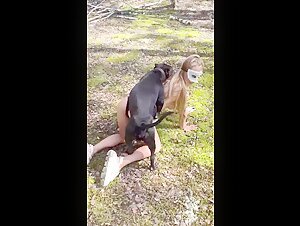 An extreme sex experience with Sonya and her four-legged friend