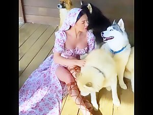 Watch this Woman Having Fun with Her Best Friend on All Fours