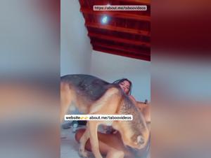 Ardiente perra desata su furia sobre una mujer desinibulada